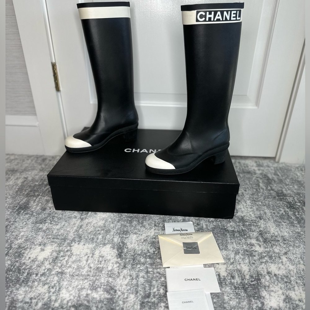 Authentic Chanel Rainboots Black/White size: 8 (=38)